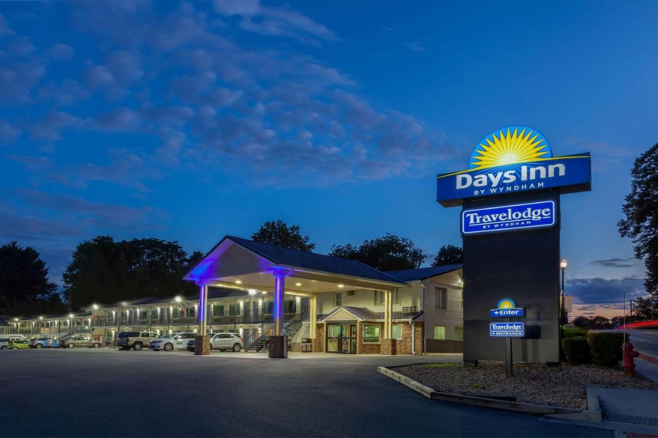 Travelodge By Wyndham Charles Town - Harpers Ferry Екстер'єр фото