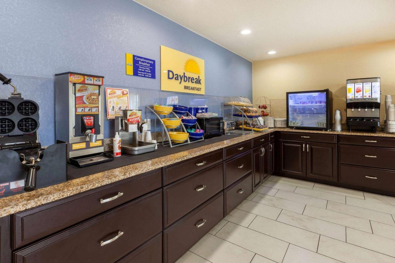 Travelodge By Wyndham Charles Town - Harpers Ferry Екстер'єр фото